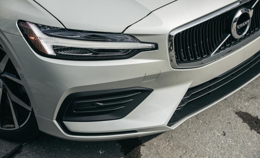 Детали экстерьера Volvo S60 T5 Momentum 2018 года  (NA) (фото 3 из 41)
